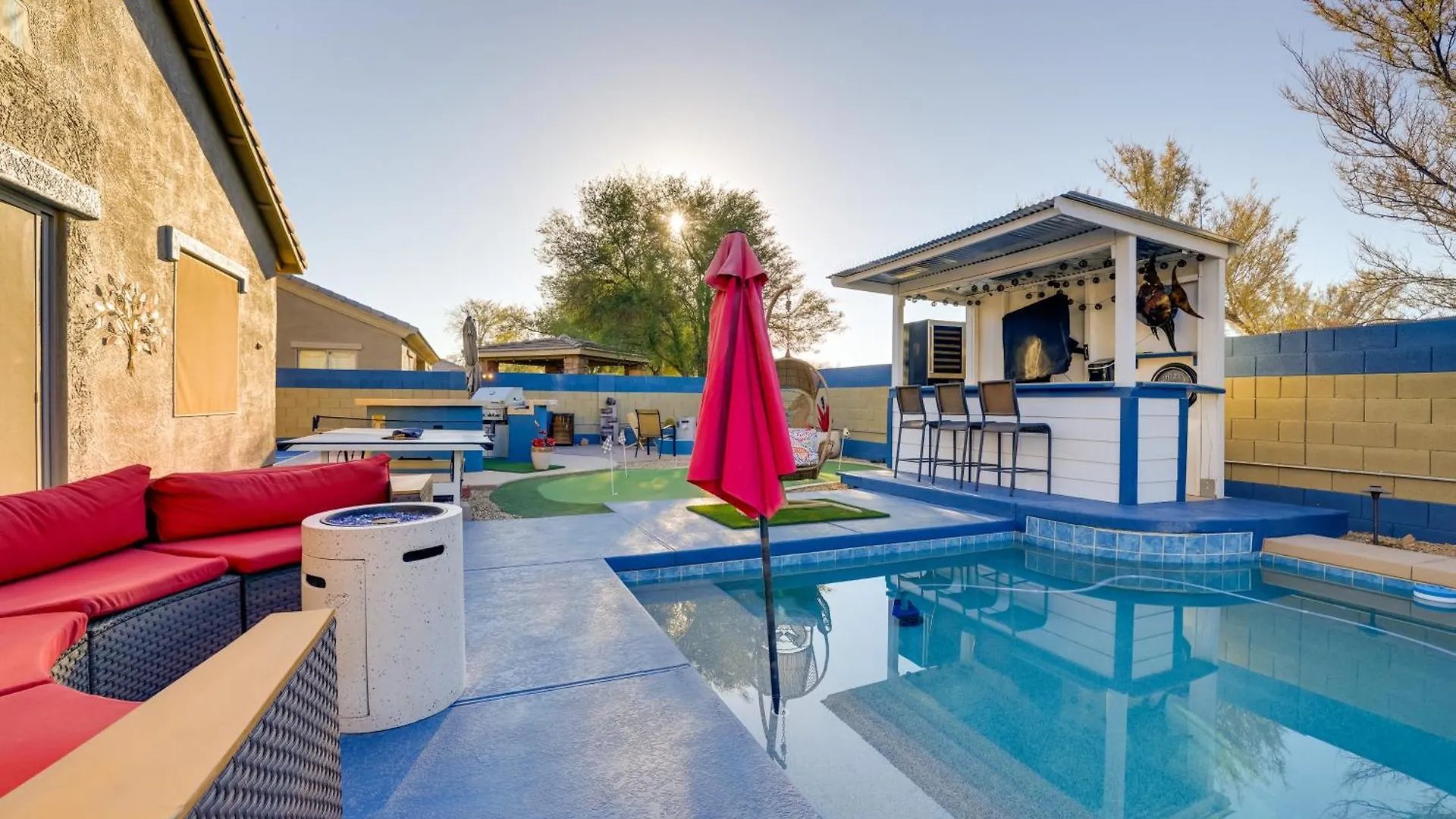 Putting Green And Hot Tub Goodyear Retreat!